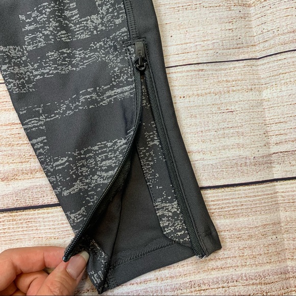 ❗️SOLD❗️Under Armour Gray Heatgear Compression Leggings - Picture 11 of 12